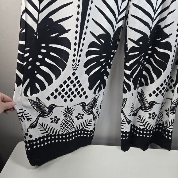 Black and White Maxi Skirt with Geometric Pattern for Resort Wear - Picture 3 of 7